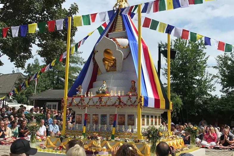 Stupa, Erik Heide og private haver