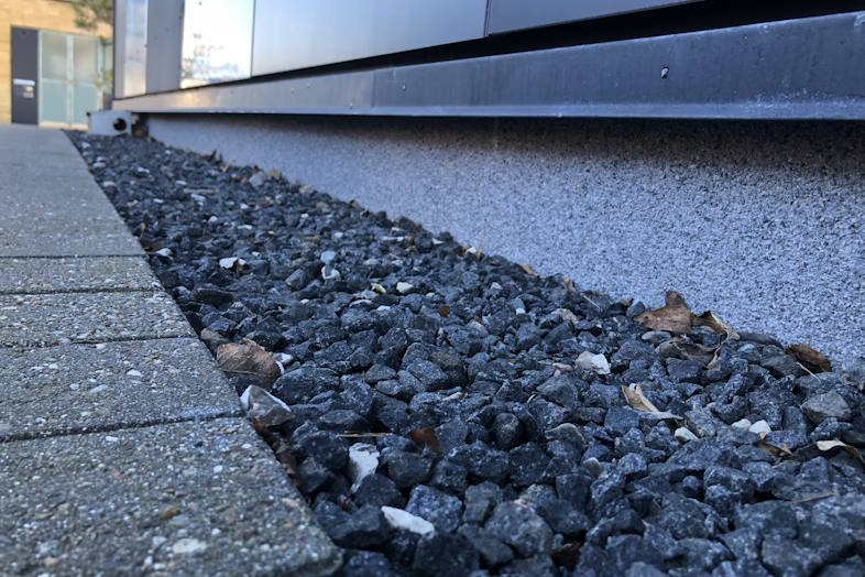 Steni Terra sokkel plader kan monteres på lister, så der opnås en ventileret løsning, og så holdes der en tør sokkel.