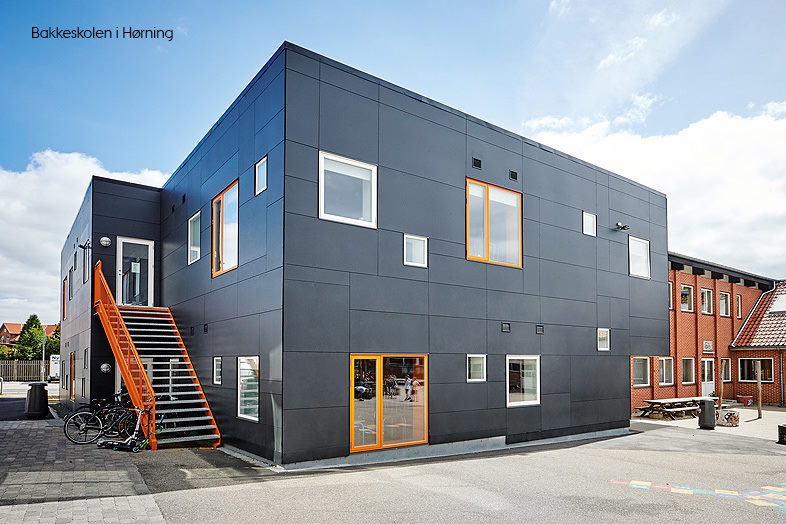 Skovbyskolen  danner ramme om en ældre bygning fra 1970’erne, opført i ni arkitektoniske huse