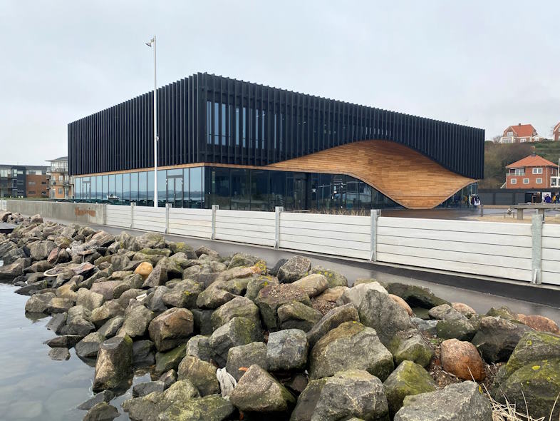 Klimatorium i Lemvig. Bygningen, der ligger ud til Limfjorden, er stormflodssikret med Stoplogssystemet. 