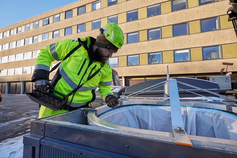 Læs mere om kravene til nedgravede og krantømte affaldsbeholdere fra arbejdstilsynet på jocas hjemmeside 