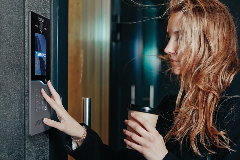 En komplet dørstation, der samler alt det nødvendige i ét elegant panel