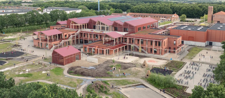 Over 300 m2 pergolaer er monteret på Dybkærskolen ved Silkeborg til afskærmning for solen på den nybyggede skole