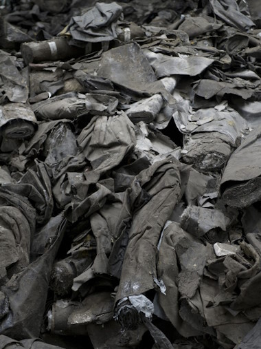 Hos Tarpaper Recyling går tagpapaffaldet gennem nogle særlige patenterede processer og bliver fint granuleret til et BitumenMix