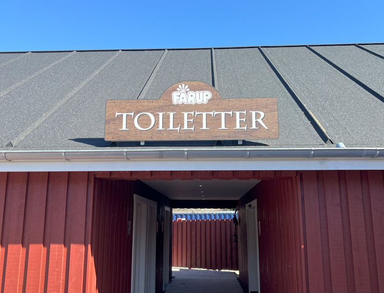 Fårup Sommerland bygger nyt og vælger langtidsholdbare vægpaneler i ny toiletbygning