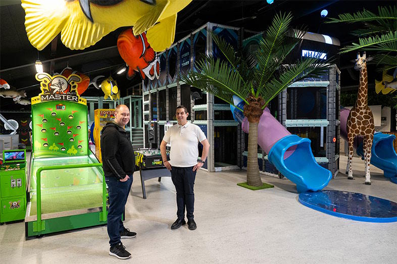Kim Lysdahl (tv) fra Midtfjord El A/S har haft ansvaret for den store ABB i-bus KNX-installation hos Fun Art