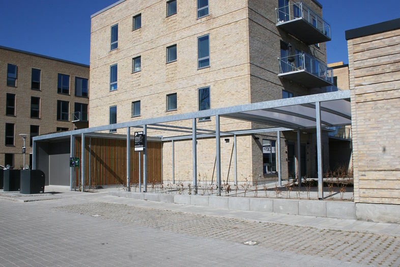 Tre funktioner under ét tag: Cykelværksted, pergola og overdækket terrasse