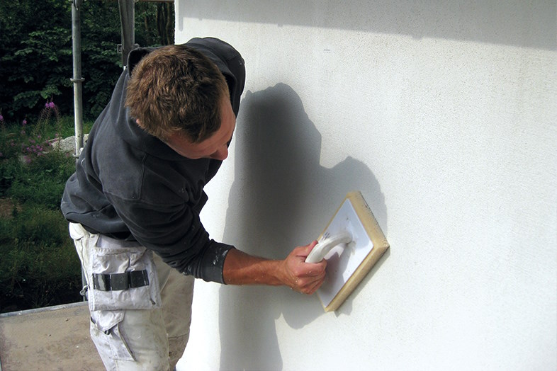 Mand der arbejder på facade