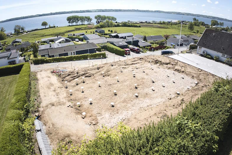 Sommerhus i skrånende terræn