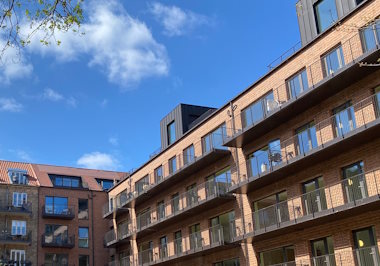 Frederiksberg – boligkarré med terrakotta-røde solceller