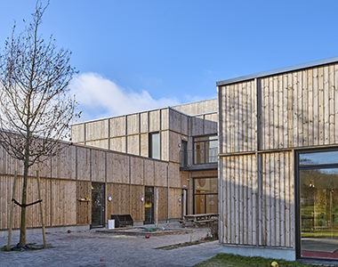 Kronens facade er beklædt med ubehandlet Embla ThermoWood fra Frøslev
