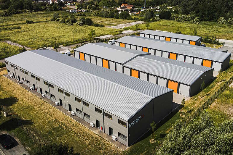 Luftfoto af fabriksbyggeri