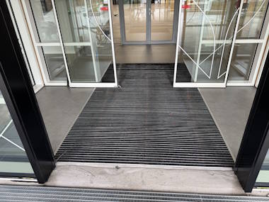 På Den Internationale Skole i Billund er Top Clean Trend 17 mm installeret i flere indgangspartier