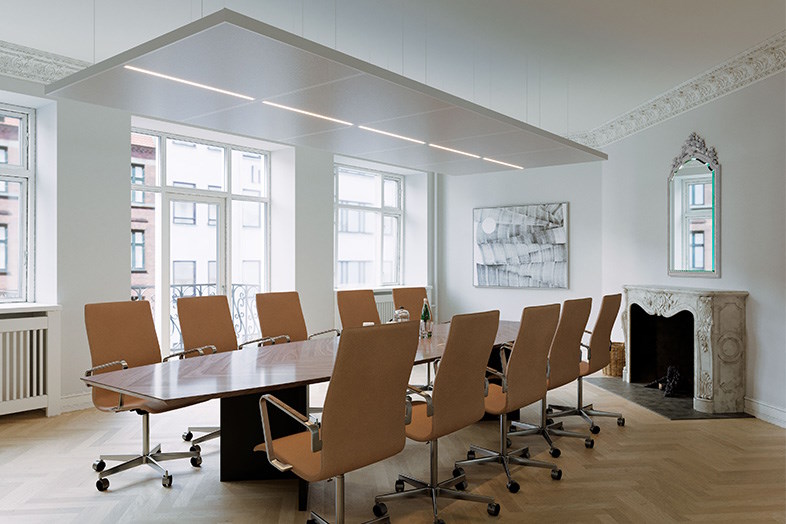 DAMPA® Silent Island kan monteres over f.eks. arbejdsstationer, mødeborde eller som en del af et åbent loftdesign