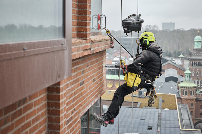Rope access ser måske dramatisk ud – men når vi lægger tallene på bordet, er det en af de mest sikre metoder i højden