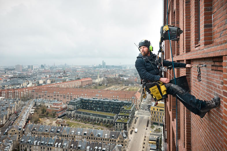 Rope access er en af de mest sikre metoder i højden
