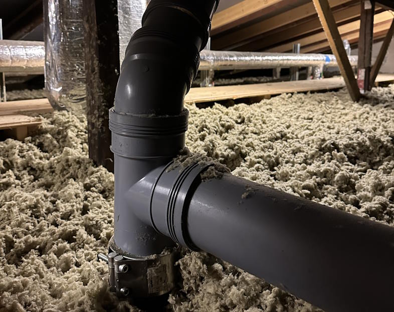 Greenpipe udfører relining ved at støbe et nyt rør af polyurethan på indersiden af de gamle faldstammer
