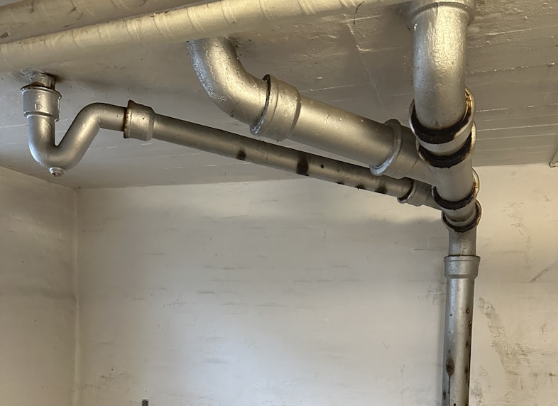 Til gamle gulvafløb på badeværelser kombinerer Greenpipe reliningen med en strømpeforing