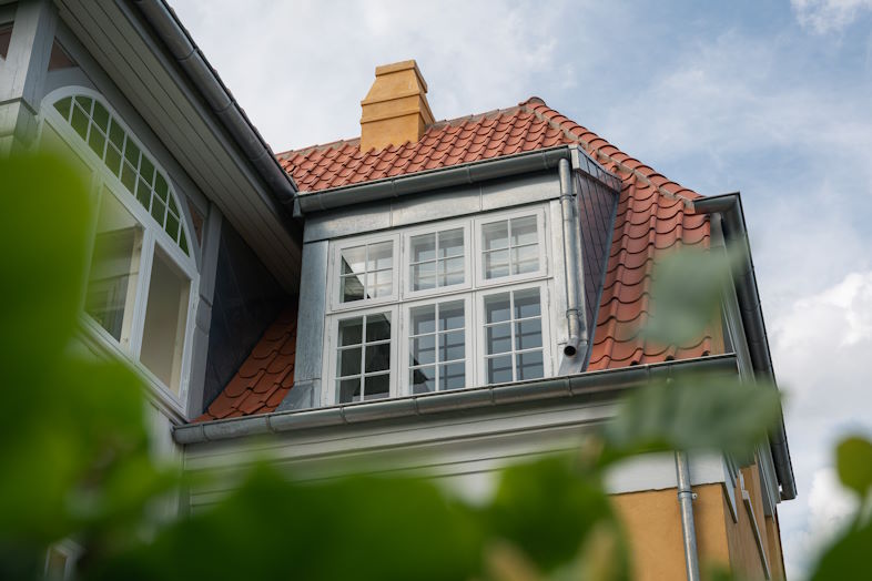 Vinduer til kviste, kælderen og to døre