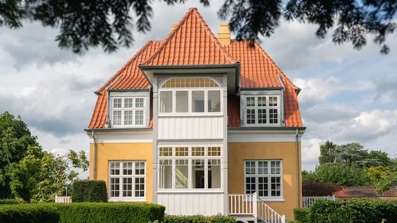 På Nordre Strandvej i den attraktive Aarhus-forstad Risskov ligger en bevaringsværdig villa fra 1903 på hele 365 m²