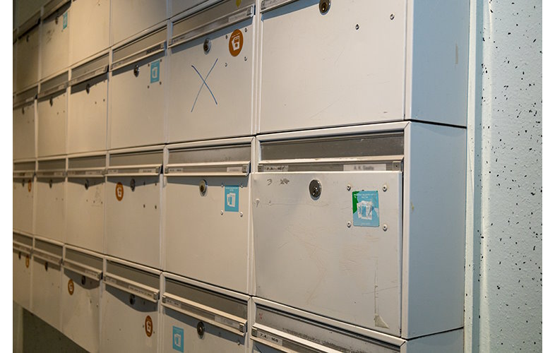 Renz A/S udvikler, producerer og markedsfører Renz analoge og digitale postkasseanlæg, pakkeanlæg til virksomheder og til Click & Collect samt ME-FA postkasser og pakkepostkasser