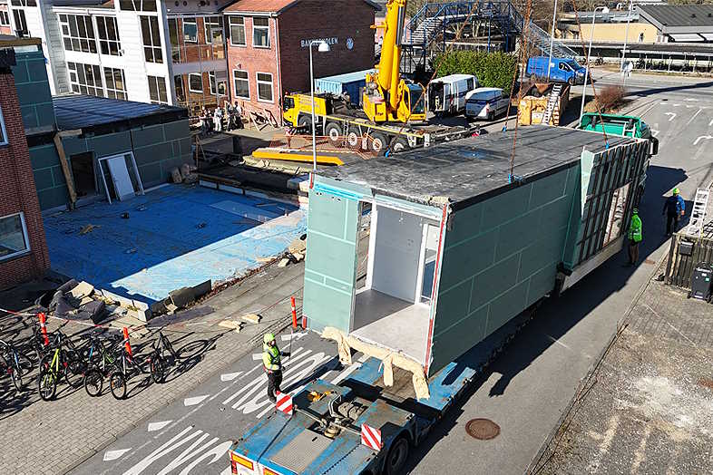 Moduler fra Bakkeskolen i Hørning skilles ad og transporteres til ny lokation i Kommunen