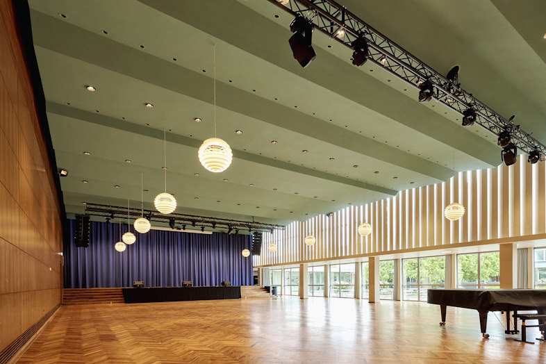 fredede festsal på Århus Statsgymnasium er loftet renoveret med StoSilent Direct