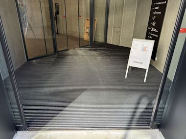 Hos Geggus finder du alu-måtter i mange farver, profiler og udformninger 