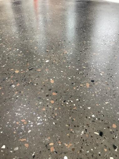 Betonforseglerne danner en stærk og slidfast overflade, der bevarer betonens naturlige udtryk 