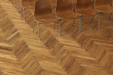 Aarhus statsgymnasium renoveret med plantage-teak fra Hørning parket 