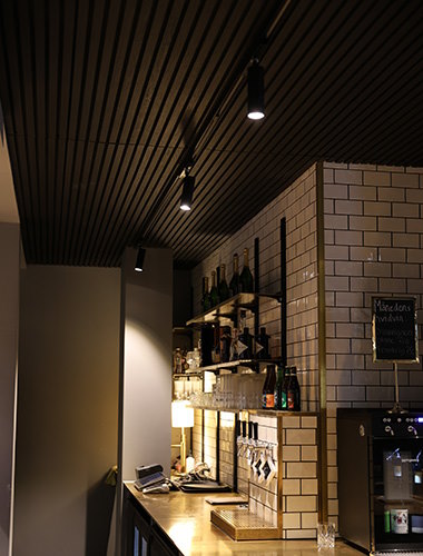 Brandhæmmende akustikpaneler af FSC-certificeret træ og akustik