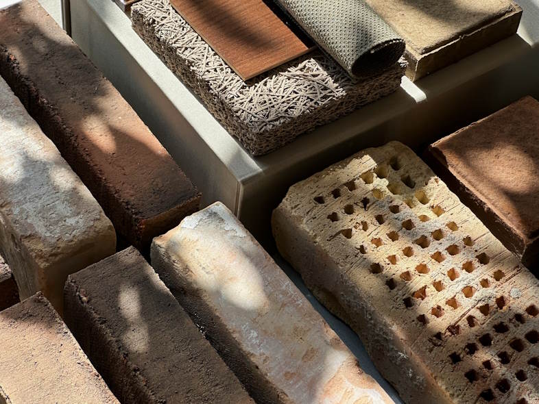 Serien består af 50 % Genbrugssten og 50 % ReClay, hvilket giver et unikt udtryk og et GWP på under 5 kg CO₂-eq/m²