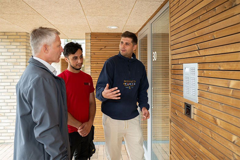 Brian Klingenberg-Petersen fra ABB besigtiger den vellykkede dørtelefoninstallation sammen med Adam Sjur Sinding og Jamal Safi fra Uggerly Installation