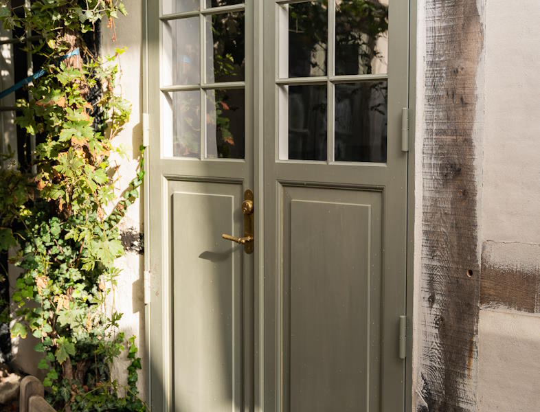 Linolie Døre & Vinduer har fremstillet nye facadeelementer til den gammel bygning i Ebeltoft