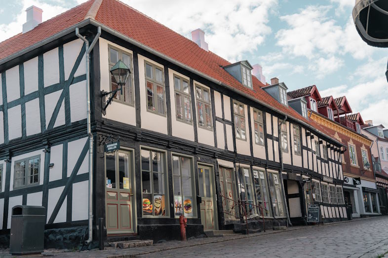 Store krav til håndværket når facadeelementer skal matche 400 år gammel, fredet bygning