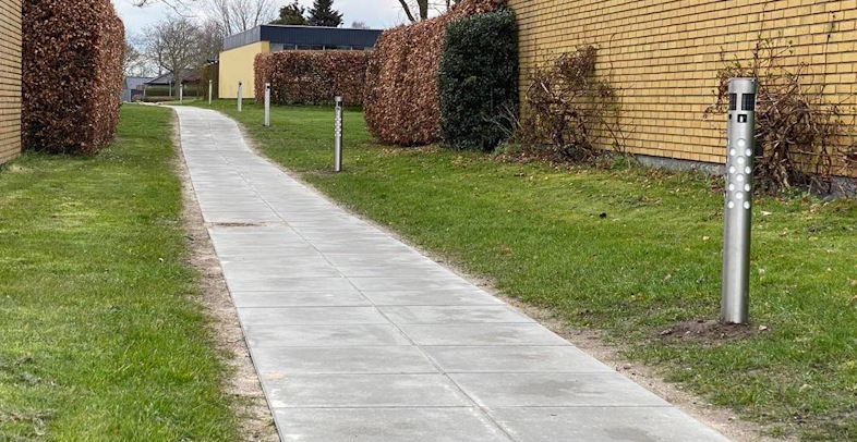 Eksempel på SOLAR pullertlampen langs gangsti i beboelseskvarter