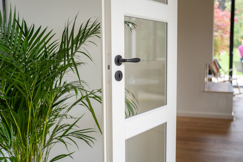 . Familien valgte SUPERIOR collection fra Swedoor, som kombinerer moderne behov med et klassisk udtryk