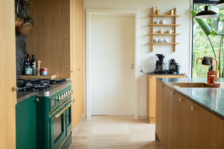 Boligen rummer en kombination af SUPERIOR Plan 7520 i hvid og dobbeltglasdøre fra serien Tid