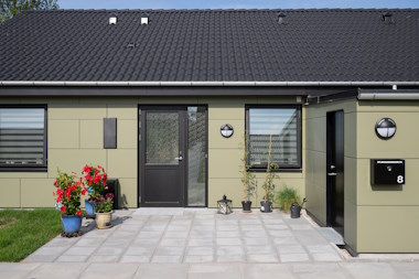 De tidligere boligers farverige facader genfortolkes