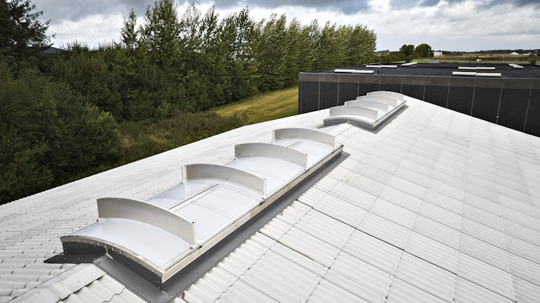 PC-lysbåndene kombinerer naturligt lysindfald med effektiv brandventilation