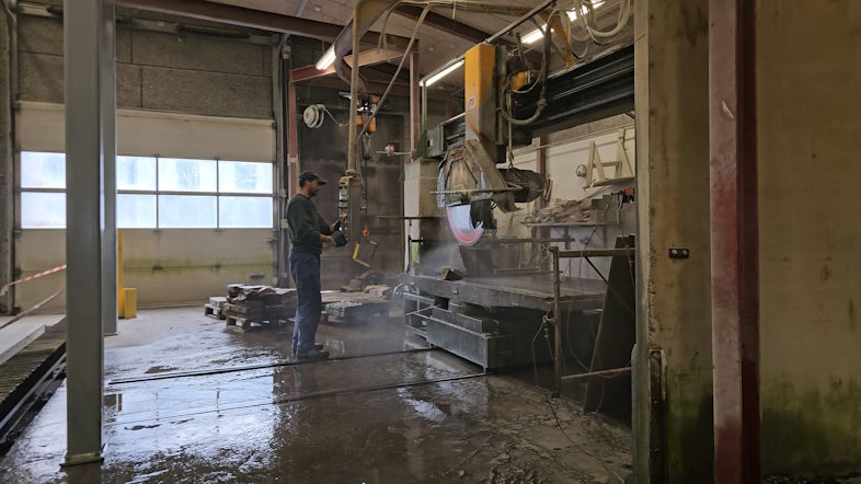 Danstein har en stor produktion af gravsten og tilbyder også at tage gamle gravstem retur 