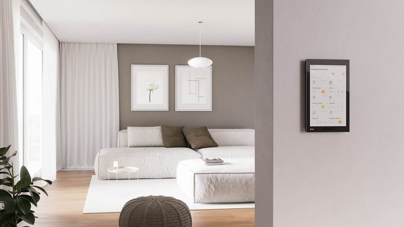 Med den nye G1-skærm præsenterer Gira et centralt touchpanel