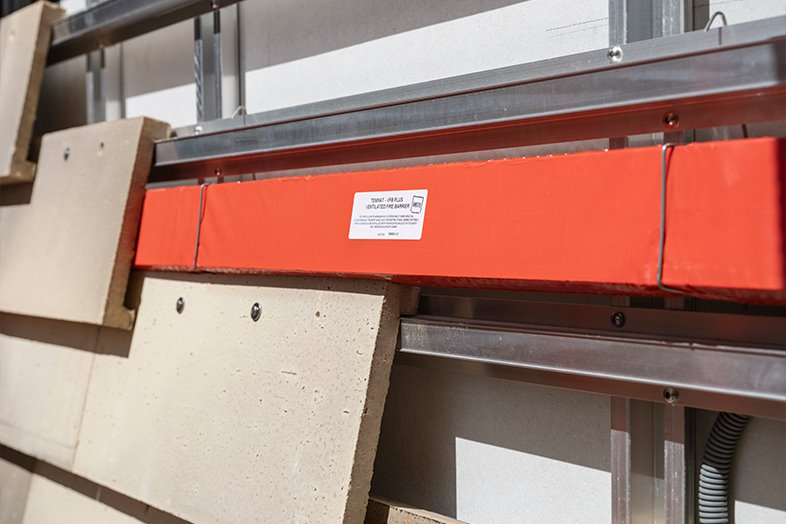 Komproment brandstop-løsning til ventilerede facader