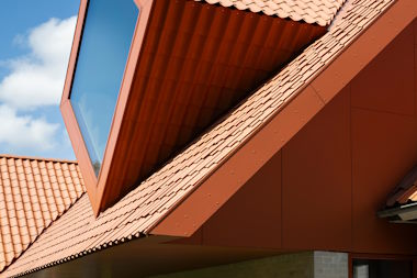 Gennemfarvet med fulddækkende overfladebehandling 