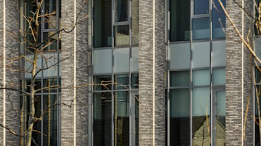 Ambercon har leveret dobbelthøje facadeelementer med Kolumba-tegl og integrerede vinduer 