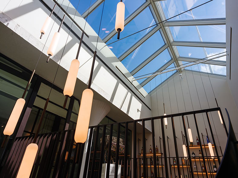 DEKO har etableret pendellamper i op til syv meters højde, som fremhæver rummets lodrette dimensioner