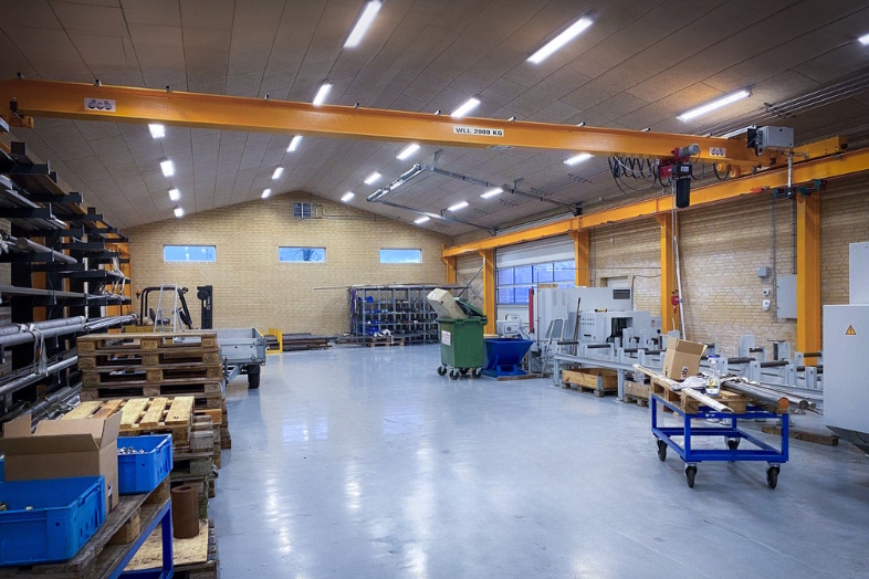 Flytbare kraner og svingkraner til effektiv materialehåndtering 