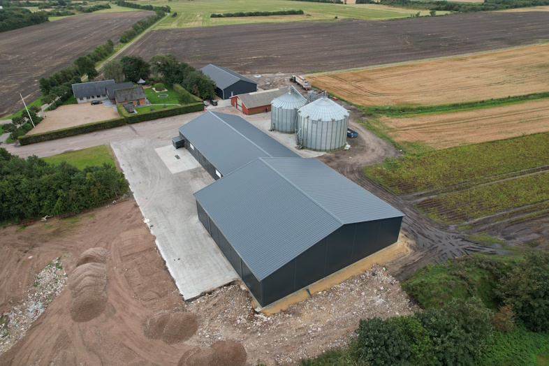 Panelbyg leveret stålspær, stålåse samt sandwichpaneler til både tag, facade og indvendige skillevægge.  