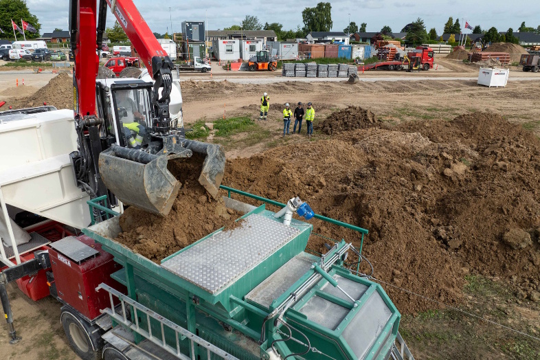Man kan kalkstabilisere diget for at få det smallere