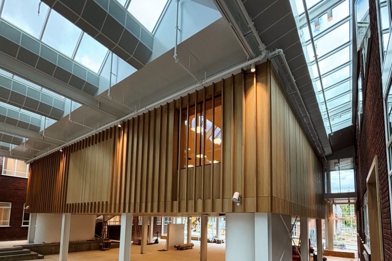 Overdækning er primært udført i glas i kombination med loftplader